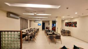 Ein Restaurant oder anderes Speiselokal in der Unterkunft Hotel Raviraj, Chhatrapati Sambhaji Nagar 