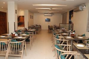 Ein Restaurant oder anderes Speiselokal in der Unterkunft Hotel Raviraj, Chhatrapati Sambhaji Nagar 