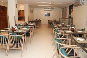 Ein Restaurant oder anderes Speiselokal in der Unterkunft Hotel Raviraj, Chhatrapati Sambhaji Nagar 