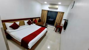Ein Bett oder Betten in einem Zimmer der Unterkunft Hotel Raviraj, Chhatrapati Sambhaji Nagar