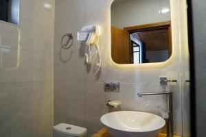 Baðherbergi á Peak Hotel Kazbegi