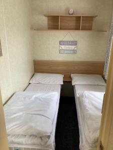 Una cama o camas en una habitación de Pg41 3 BED GOLDEN PALM CHAPEL ST LEONARDS