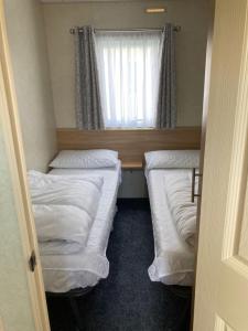 Una cama o camas en una habitación de Pg41 3 BED GOLDEN PALM CHAPEL ST LEONARDS