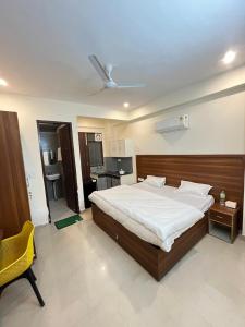 Postel nebo postele na pokoji v ubytování Apna Homes Stay & Hotel I Gurugram I Sector-71 + 37 fotografií