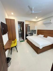 Postel nebo postele na pokoji v ubytování Apna Homes Stay & Hotel I Gurugram I Sector-71