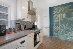 Η κουζίνα ή μικρή κουζίνα στο Warm & Inviting 4-Bed on Church Road, Sleeps 4
