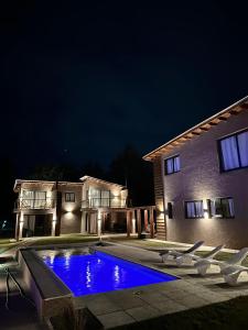 ein Haus mit Swimmingpool bei Nacht in der Unterkunft Complejo Montana in Potrero de Garay