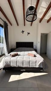 ein Schlafzimmer mit einem Bett und zwei Vögeln an der Wand in der Unterkunft Complejo Montana in Potrero de Garay