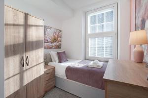 Ένα ή περισσότερα κρεβάτια σε δωμάτιο στο Warm & Inviting 4-Bed on Church Road, Sleeps 4