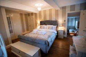 Postel nebo postele na pokoji v ubytování Burtree Country House, Tipi's, Treehouse & Lodge & house rooms with hot tubs in a private garden