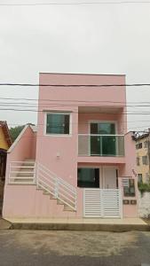 a pink building with stairs in front of it at Refúgio da Light in Carmo