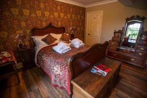 Postel nebo postele na pokoji v ubytování Burtree Country House, Tipi's, Treehouse & Lodge & house rooms with hot tubs in a private garden