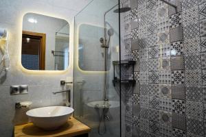 Baðherbergi á Peak Hotel Kazbegi