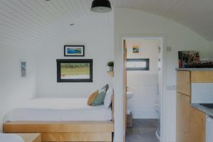 Postel nebo postele na pokoji v ubytování Castledarcy Glamping