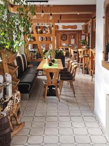 a dining room with a table and chairs at Pension & Gasthof "Am Park" UG in Stützerbach