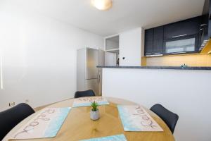 a dining room with a table and a kitchen at BB´s Apartment&Unterkunft in Belgrade