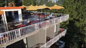 Royal Luxus في Nathia Gali: اطلالة علوية على شرفة مع طاولات ومظلات