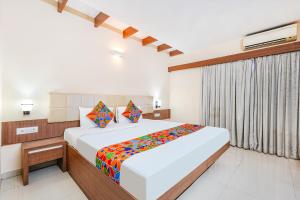 FabHotel Shreyas Shack في Kammasandra: غرفة نوم بسرير كبير ونافذة