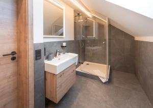 ห้องน้ำของ Pension BergMoment Ferienwohnungen oder Zimmer mit Frühstück +25 ภาพ