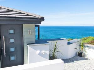 a house with a view of the ocean at 7 Atlantic Watch in St Ives