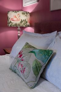Una almohada con un pájaro sentado en una cama en West Lyn Farm Bed & Breakfast, en Lynton