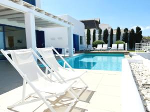 Bazén v ubytování Villa Itaca Vista mar y piscina climatizada nebo v jeho okolí