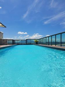 a large swimming pool on top of a building at Loft em Jardim da Penha - na orla in Vitória