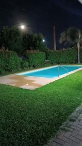 - une piscine dans l'herbe la nuit dans l'établissement Funes casa, à Funes