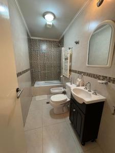 une salle de bain avec toilettes, lavabo et baignoire dans l'établissement Departamentos Posadas RG, à Río Grande