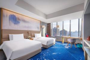 Postel nebo postele na pokoji v ubytování Le Meridien Hangzhou, Binjiang