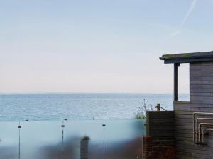 ein Blick auf das Meer von einem Haus in der Unterkunft Cannon Corner by The Suffolk Cottage Collection in Aldeburgh