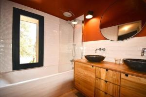 bagno con 2 lavandini, vasca e specchio di Villa Rethel avec piscine - dans le centre de Montpellier a Montpellier Altre 37 foto