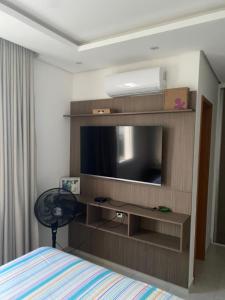 a hotel room with a tv and a bed and a room at Apartamento exclusivo COP 30 in Belém +3 photos