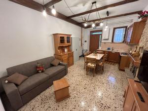 a living room with a couch and a kitchen at Sangro River Casa Vacanza in Castel di Sangro
