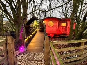 Zahrada ubytování Burtree Country House, Tipi's, Treehouse & Lodge & house rooms with hot tubs in a private garden