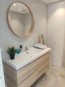 ein Badezimmer mit Waschbecken und Spiegel in der Unterkunft Pinos de Calahonda duplex in Sitio de Calahonda