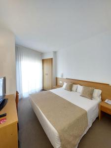 Postel nebo postele na pokoji v ubytování Hotel Montsia + 20 fotografií