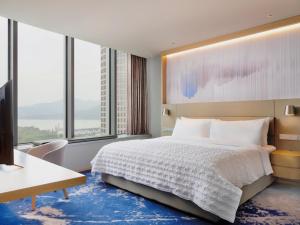 Postel nebo postele na pokoji v ubytování Le Meridien Hangzhou, Binjiang