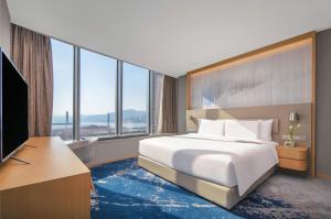 Postel nebo postele na pokoji v ubytování Le Meridien Hangzhou, Binjiang