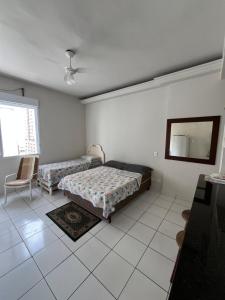 En eller flere senge i et værelse på Loft 705 Pitangueiras Guarujá