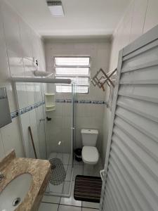 Et badeværelse på Loft 705 Pitangueiras Guarujá