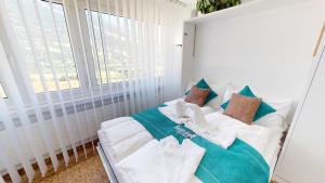 Postel nebo postele na pokoji v ubytování Solution-Grischun Apartments - Berninaexpress - Städterip - atemberaubende Aussicht