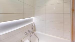 Koupelna v ubytování Solution-Grischun Apartments - Berninaexpress - Städterip - atemberaubende Aussicht