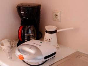 a blender sitting on a counter next to a coffee maker at Dafnis Koufonisia in Koufonisia