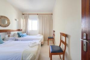 Postel nebo postele na pokoji v ubytování Cosy 2 bedroom ap near the Praia da Rocha + 26 fotografií