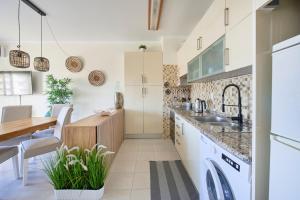 Kuchyň nebo kuchyňský kout v ubytování Cosy 2 bedroom ap near the Praia da Rocha