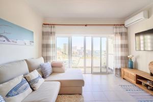 TV a/nebo společenská místnost v ubytování Cosy 2 bedroom ap near the Praia da Rocha