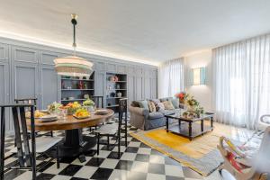 a living room with a table and a couch at Gimber Smart and Luxury 2 bedrooms 2 bathrooms in Lucca