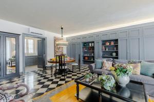 a living room with a couch and a table at Gimber Smart and Luxury 2 bedrooms 2 bathrooms in Lucca