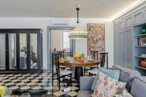 a kitchen and living room with a table and chairs at Gimber Smart and Luxury 2 bedrooms 2 bathrooms in Lucca +33 photos